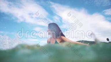 顽皮的女人在海里泼水